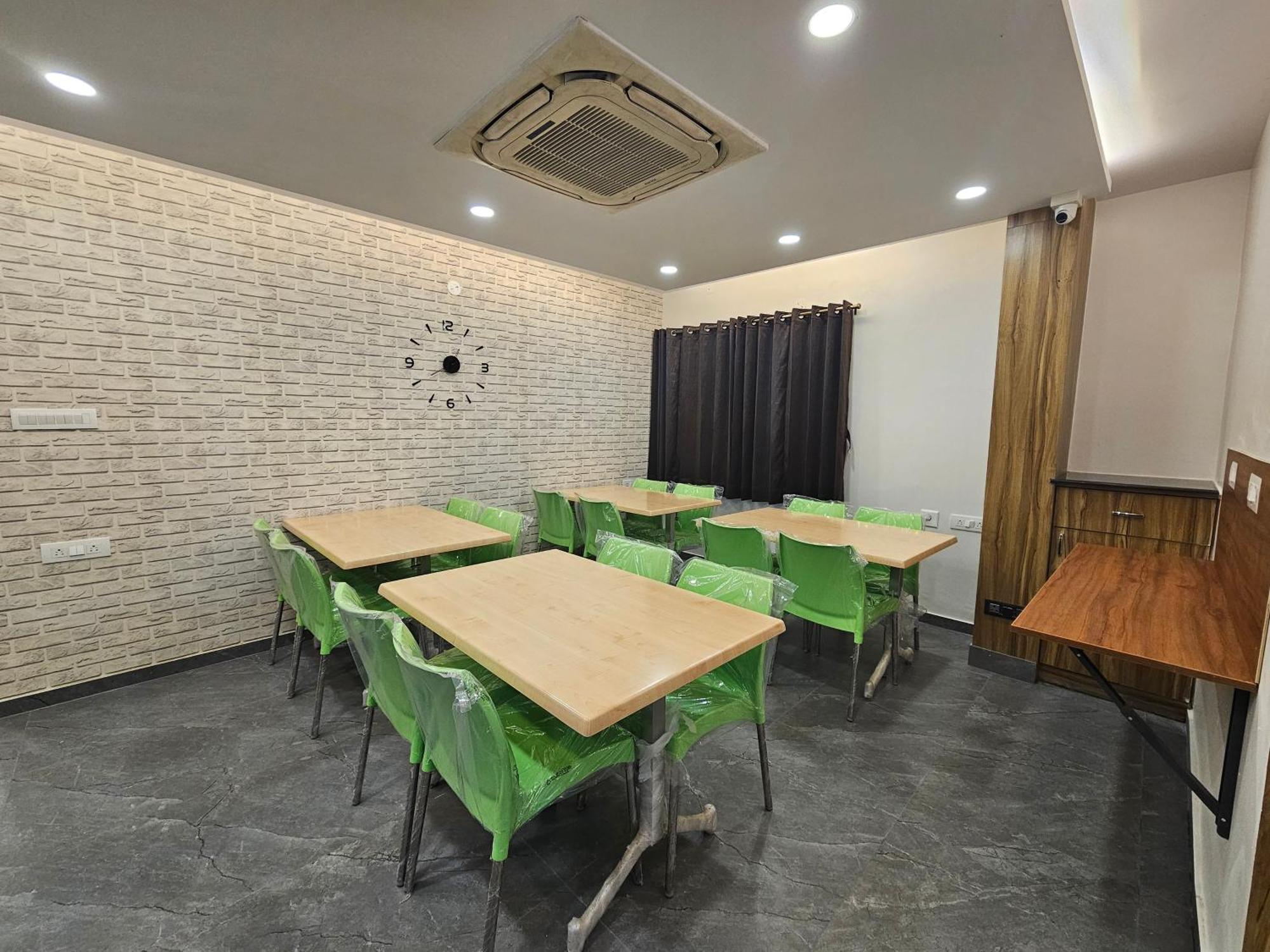 The Urban Nest Hotell Bangalore Exteriör bild